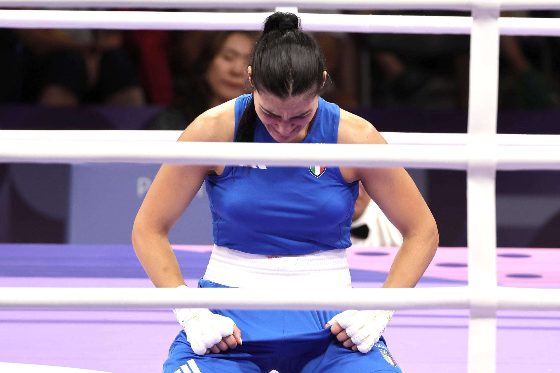 Angela Carini brach nach ihrer Olympia-Niederlage in Tränen aus.