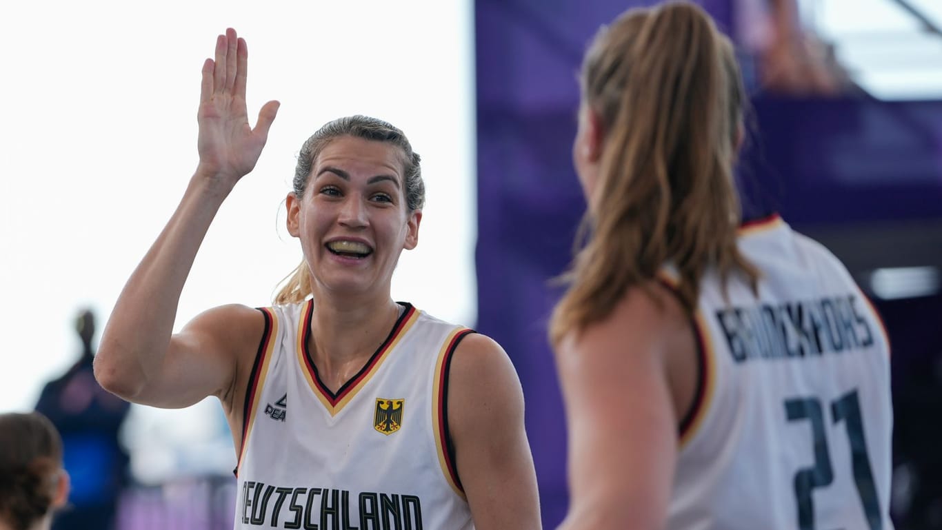 Sonja Greinacher (links) feiert mit Svenja Brunckhorst: Die 3x3-Basketballerinnen siegen erneut.