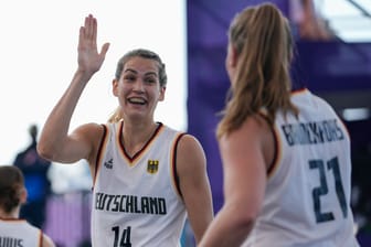 Sonja Greinacher (links) feiert mit Svenja Brunckhorst: Die 3x3-Basketballerinnen siegen erneut.