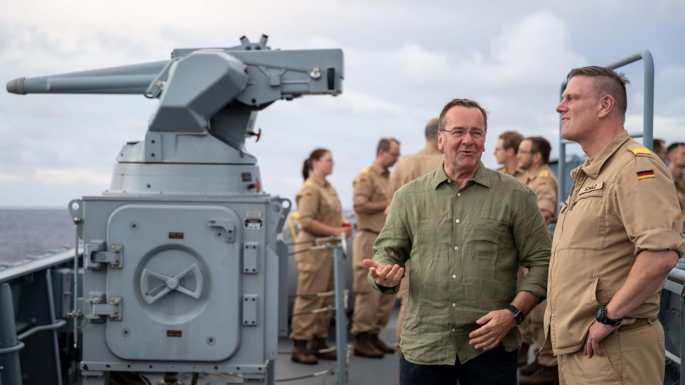 Pistorius im Gespräch mit Flottillenadmiral Axel Schulz.