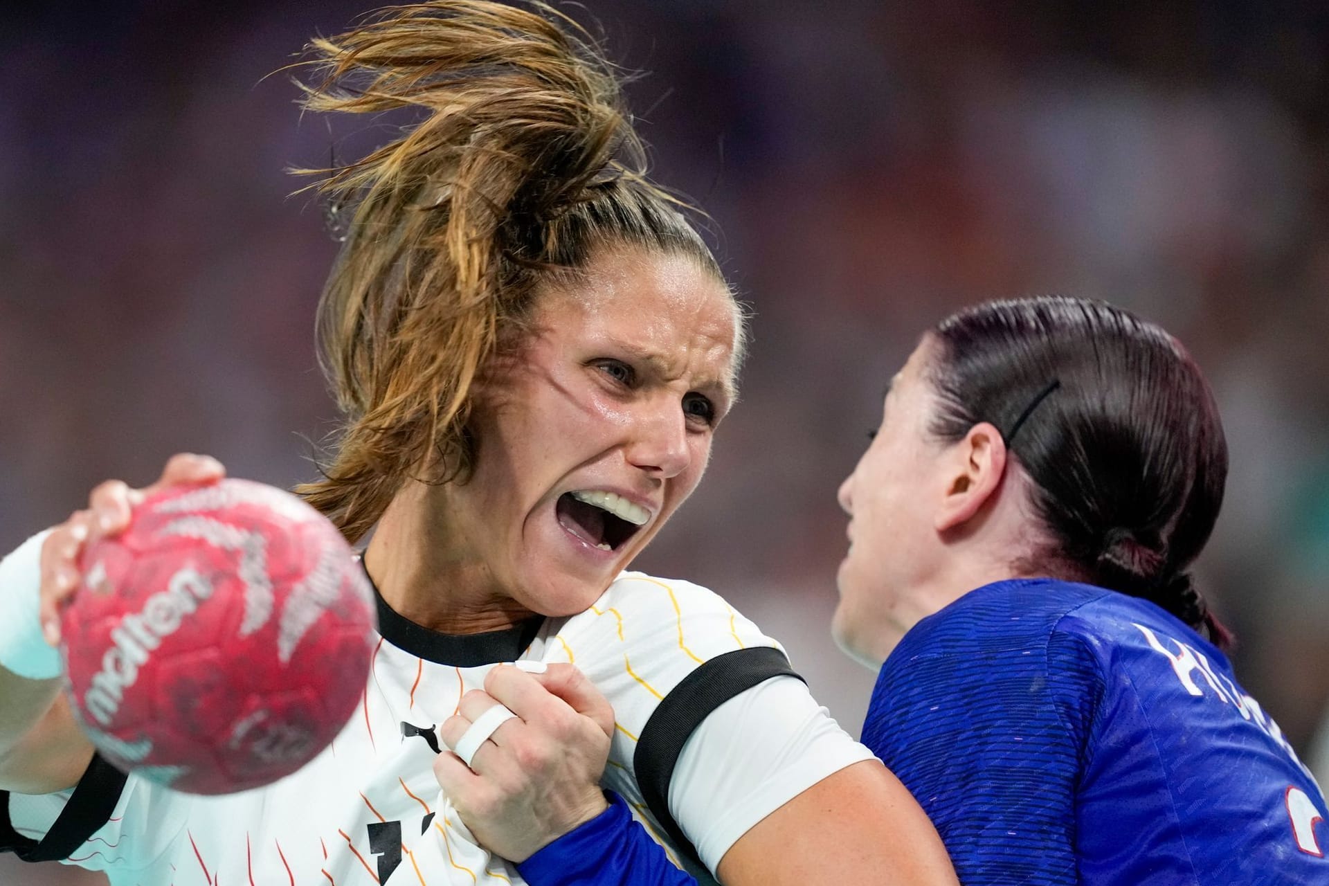 Xenia Smits im Zweikampf: Gegen Frankreich kämpften die deutschen Handballerinnen vergeblich.