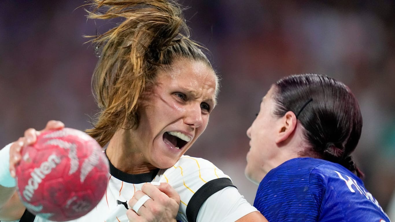 Xenia Smits im Zweikampf: Gegen Frankreich kämpften die deutschen Handballerinnen vergeblich.