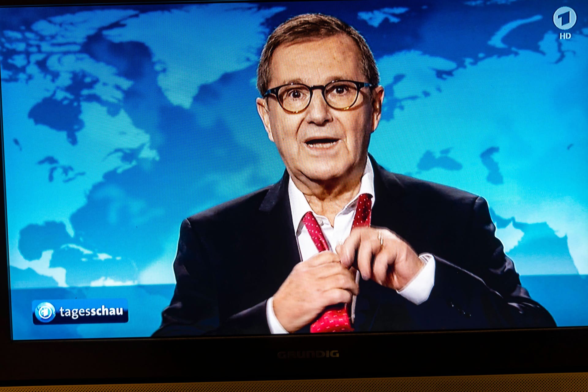 Ein Stück TV-Geschichte: Jan Hofer wickelt sich die Krawatte nach seiner letzten "Tagesschau"-Ausgabe im Dezember 2020 ab.