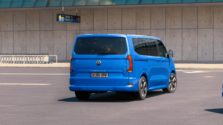 Eigenständige Frontpartie: Der T7 Caravelle unterscheidet sich deutlich von anderen VW-Bullis und auch vo seinem Bruder Ford Transit Custom.