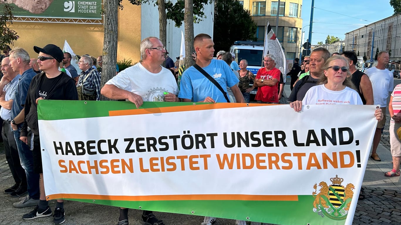 Protestaktion der rechtsextremen "Freien Sachsen" vor einem gemeinsamen Bürgerdialog von Petra Köpping und Karl Lauterbach in Chemnitz.