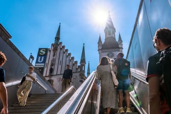 Die Sonne steht hoch am Himmel über dem Marienplatz (Archivbild): Erst Richtung Wochenende soll es in München wieder leicht abkühlen.