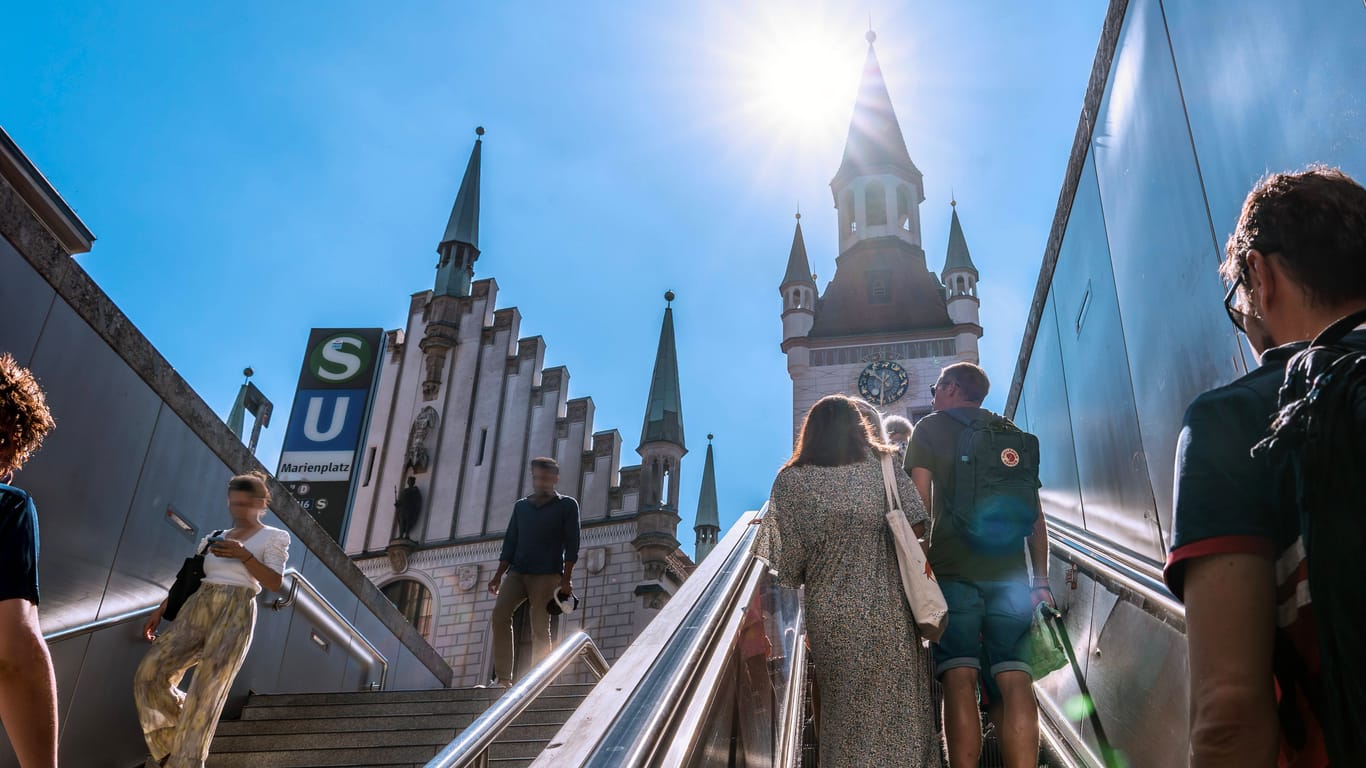 Die Sonne steht hoch am Himmel über dem Marienplatz (Archivbild): Erst Richtung Wochenende soll es in München wieder leicht abkühlen.