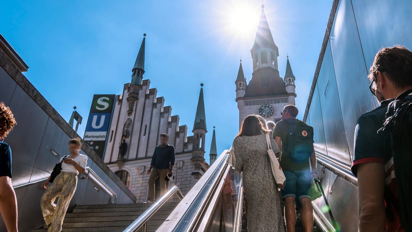 Die Sonne steht hoch am Himmel über dem Marienplatz (Archivbild): Erst Richtung Wochenende soll es in München wieder leicht abkühlen.