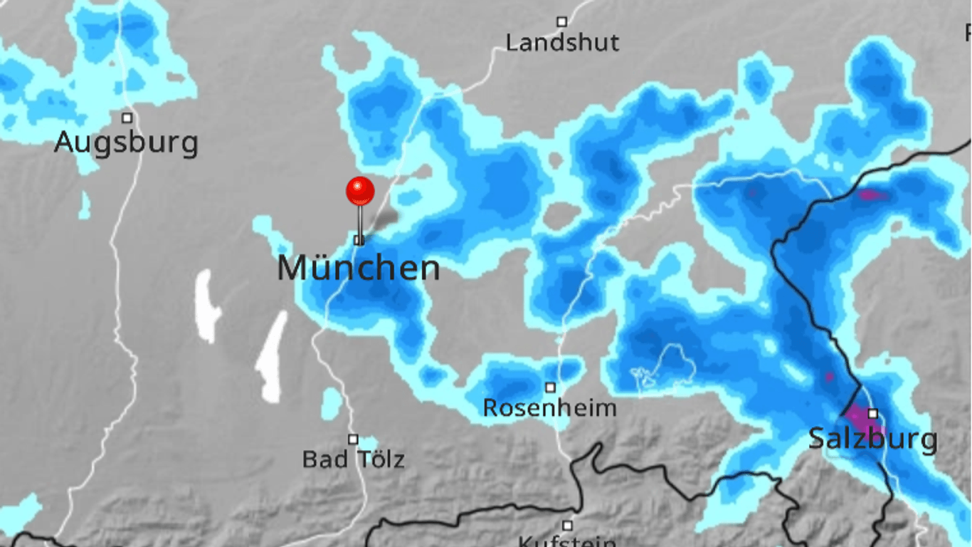 Am Freitag, 2. August, zieht eine Regenfront um 20 Uhr über München, die viel Niederschlag erwarten lässt.