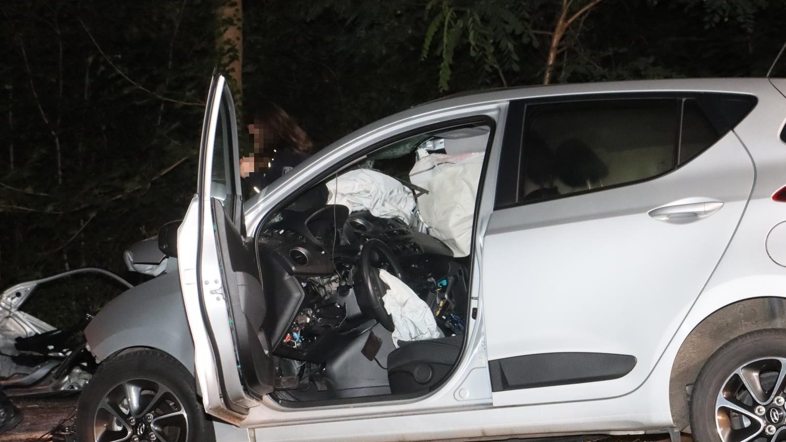 Unfallauto in Großbeeren: Der Fahrer des Wagens erlag offenbar seinen Verletzungen noch am Unfallort.