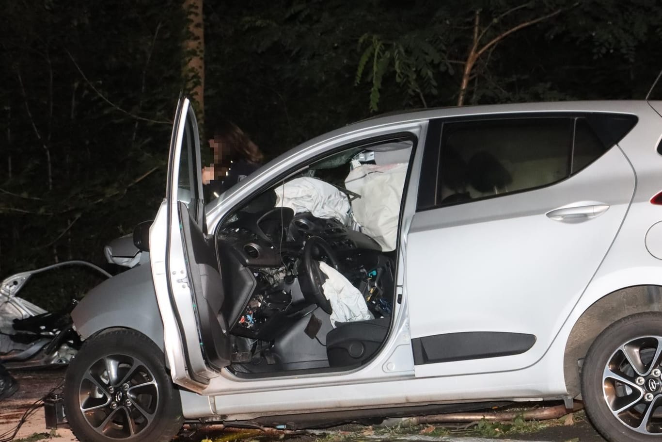 Unfallauto in Großbeeren: Der Fahrer des Wagens erlag offenbar seinen Verletzungen noch am Unfallort.