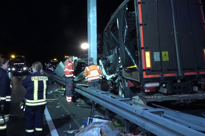 Rettungskräfte an der Unfallstelle: Hier starben in der Nacht zwei Menschen.