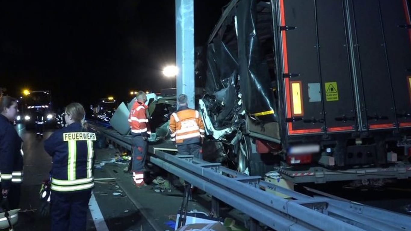 Rettungskräfte an der Unfallstelle: Hier starben in der Nacht zwei Menschen.