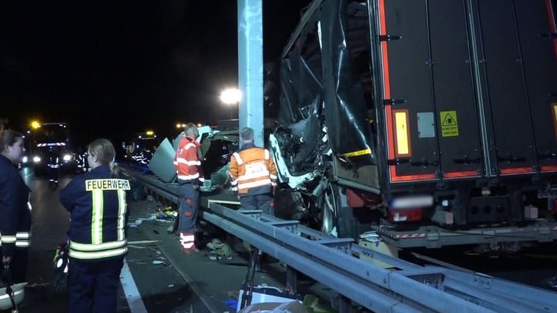 Rettungskräfte an der Unfallstelle: Hier starben in der Nacht zwei Menschen.