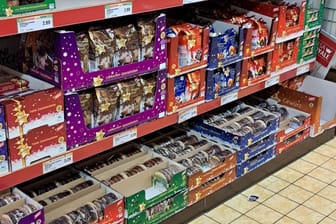 Die Regale beim Discounter Norma sind bereits gut gefüllt mit Weihnachtsartikeln.