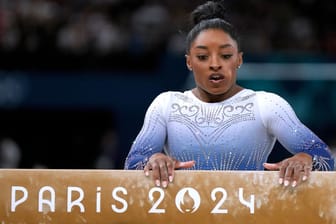 Simone Biles: Die US-Turnerin atmet nach ihrem Sturz durch.