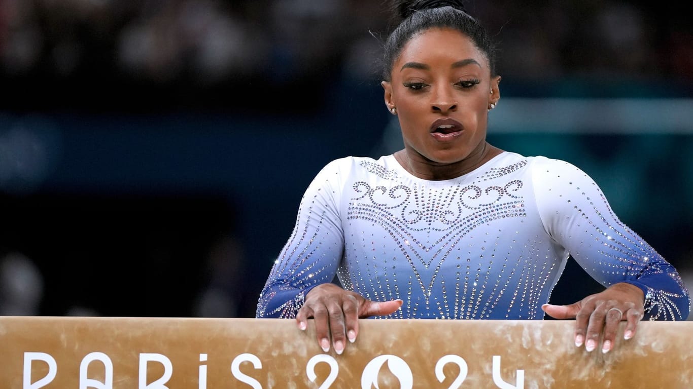 Simone Biles: Die US-Turnerin atmet nach ihrem Sturz durch.