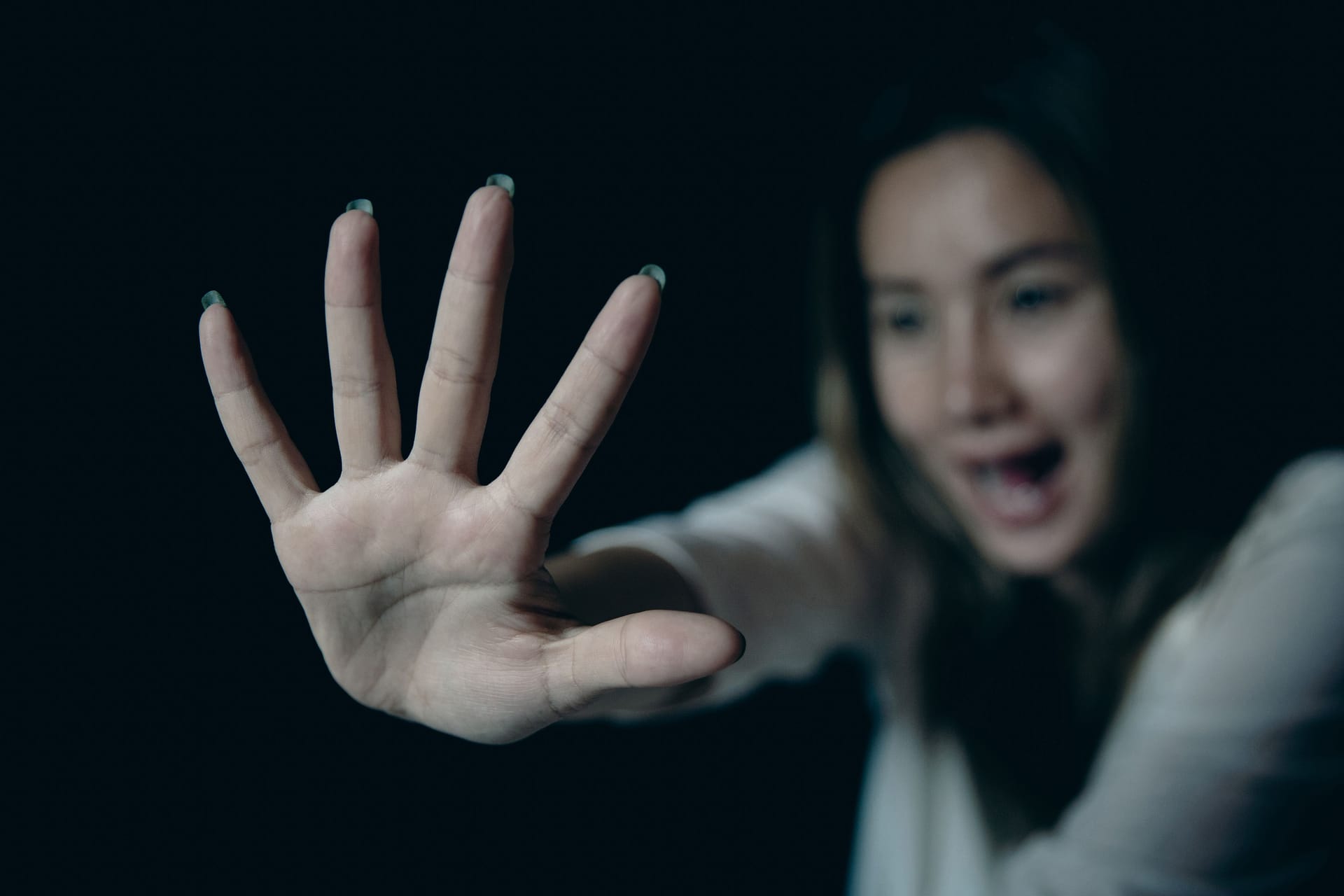 Junge Frau habt die Hand (Symbolbild): Ende Juli soll eine 16-Jährige vergewaltigt worden sein.