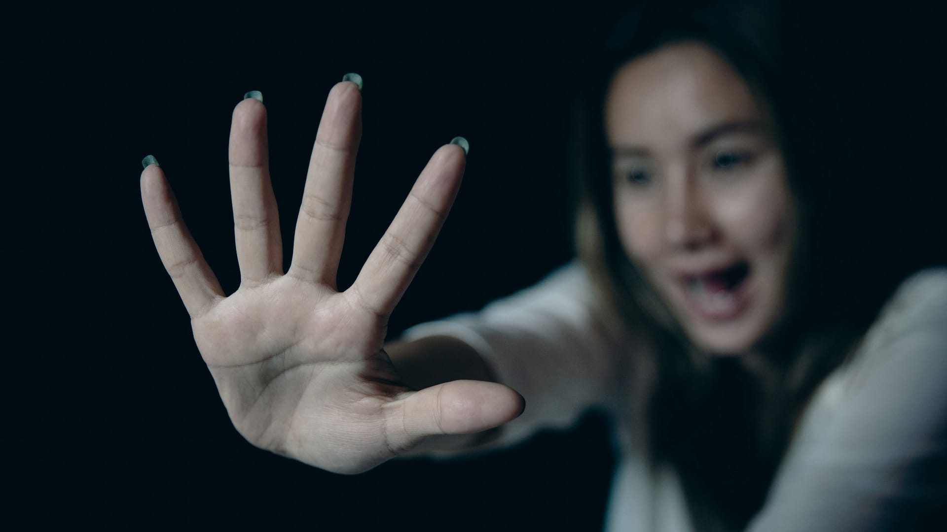 Junge Frau habt die Hand (Symbolbild): Ende Juli soll eine 16-Jährige vergewaltigt worden sein.