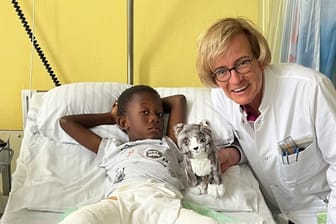 Dr. Katrin Rosery, Oberärztin für Kinder- und Jugendorthopädie, korrigierte einen angeborenen Hüftgelenkdefekt des Fünfjährigen. Bald kann er wieder laufen.