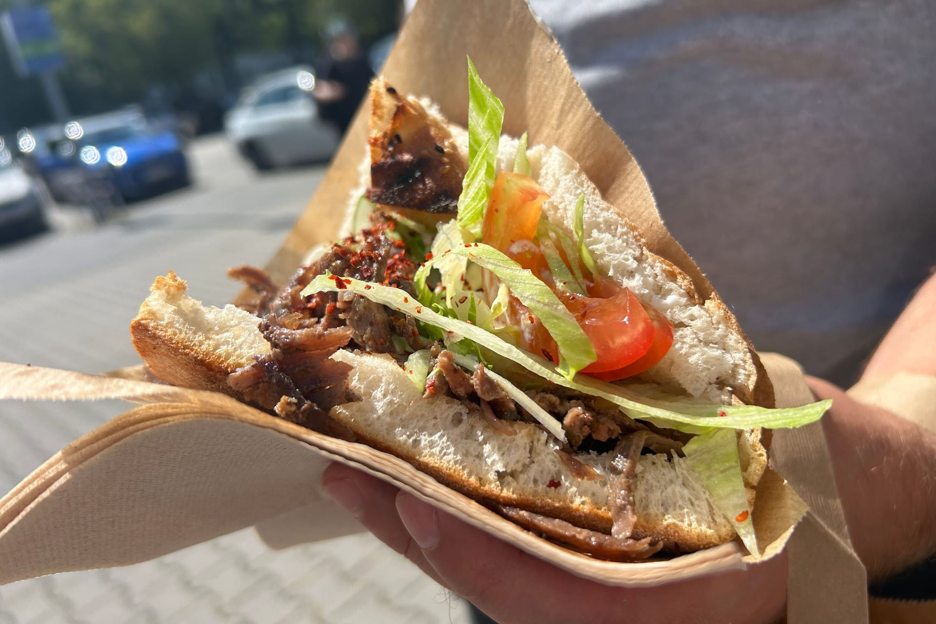 Ein Döner ab drei Euro: Vor einer Aldi-Filiale im Münchner Norden läuft die Aktion noch bis 18 Uhr.