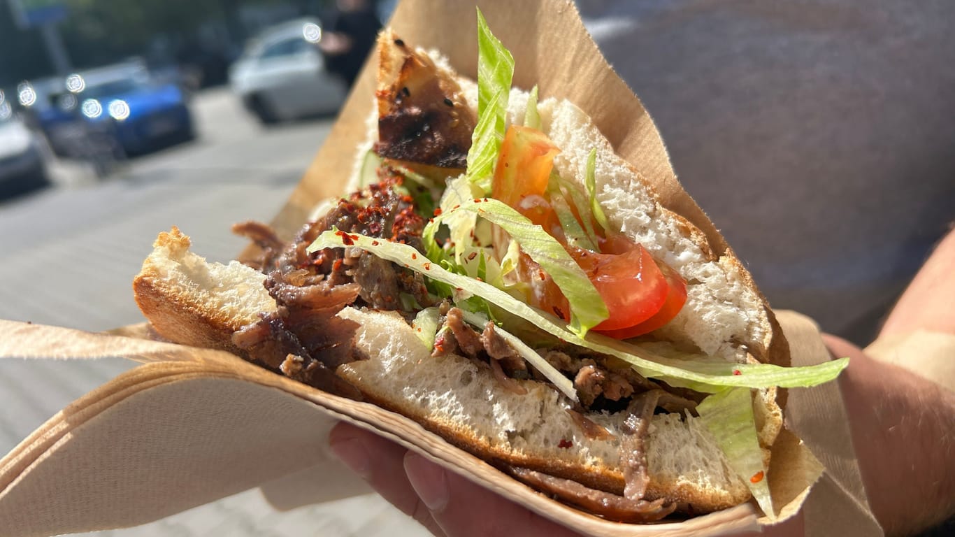 Ein Döner ab drei Euro: Vor einer Aldi-Filiale im Münchner Norden läuft die Aktion noch bis 18 Uhr.