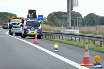 17.10.2021, Genshagen, Brandenburg, GER - Unfallstelle auf der A10 wird von der Polizei gesichert. A10, Abschleppdienst, Abschlepper, ADAC, Alltag, Aufraeumarbeiten, aussen, Aussenaufnahme, Autobahn, Autounfall, BAB 10, Berliner Ring, Blechschaden, Brandenburg, Bundesautobahn 10, deutsch, Deutschland, Einsatz, Europa, europaeisch, Fahrzeuge, Genshagen, Gesellschaft, gesichert, gesperrt, Helfer, Herbst, Hilfe, Jahreszeit, PKW, Polizei, Polizeiauto,