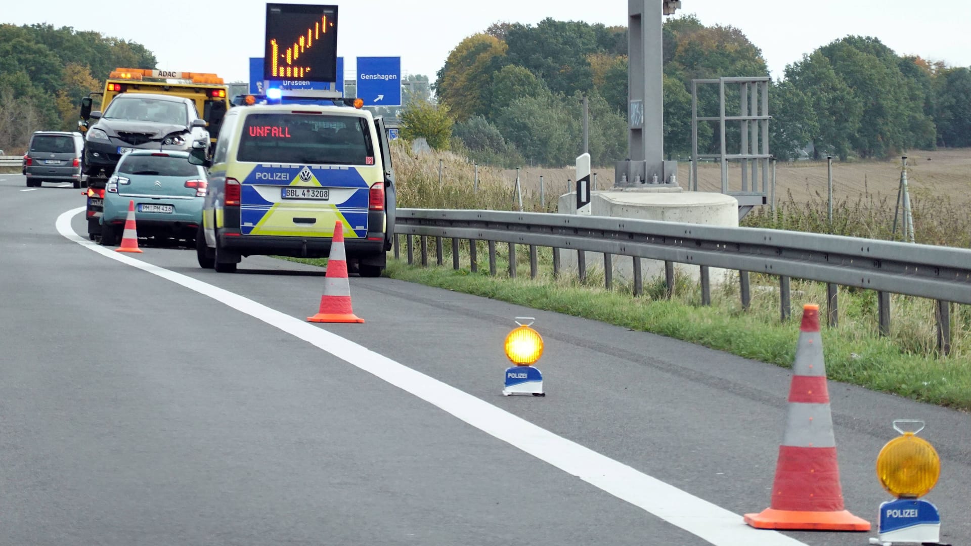 17.10.2021, Genshagen, Brandenburg, GER - Unfallstelle auf der A10 wird von der Polizei gesichert. A10, Abschleppdienst, Abschlepper, ADAC, Alltag, Aufraeumarbeiten, aussen, Aussenaufnahme, Autobahn, Autounfall, BAB 10, Berliner Ring, Blechschaden, Brandenburg, Bundesautobahn 10, deutsch, Deutschland, Einsatz, Europa, europaeisch, Fahrzeuge, Genshagen, Gesellschaft, gesichert, gesperrt, Helfer, Herbst, Hilfe, Jahreszeit, PKW, Polizei, Polizeiauto,