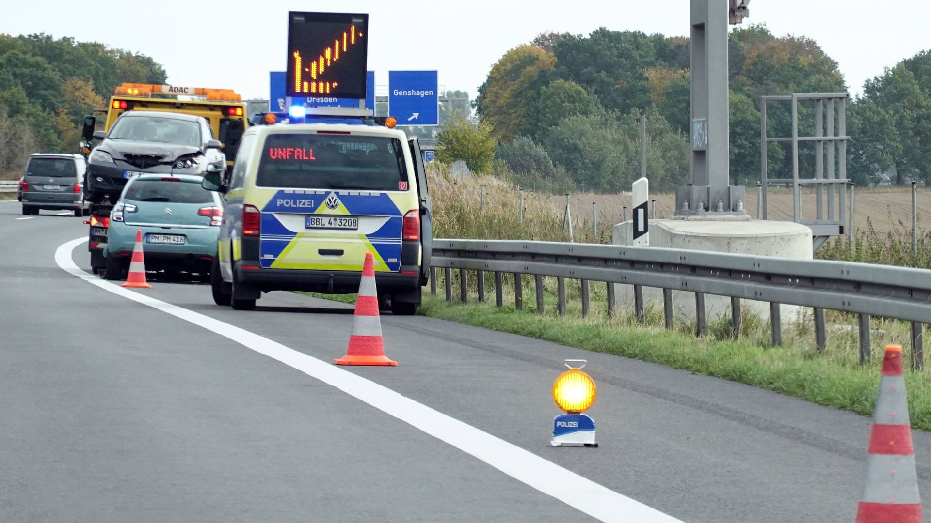 17.10.2021, Genshagen, Brandenburg, GER - Unfallstelle auf der A10 wird von der Polizei gesichert. A10, Abschleppdienst, Abschlepper, ADAC, Alltag, Aufraeumarbeiten, aussen, Aussenaufnahme, Autobahn, Autounfall, BAB 10, Berliner Ring, Blechschaden, Brandenburg, Bundesautobahn 10, deutsch, Deutschland, Einsatz, Europa, europaeisch, Fahrzeuge, Genshagen, Gesellschaft, gesichert, gesperrt, Helfer, Herbst, Hilfe, Jahreszeit, PKW, Polizei, Polizeiauto, 17.10.2021, Genshagen, Brandenburg, GER - Unfallstelle auf der A10 wird von der Polizei gesichert. A10, Abschleppdienst, Abschlepper, ADAC, Alltag, Aufraeumarbeiten, aussen, Aussenaufnahme, Autobahn, Autounfall, BAB 10, Berliner Ring, Blechschaden, Brandenburg, Bundesautobahn 10, deutsch, Deutschland, Einsatz, Europa, europaeisch, Fahrzeuge, Genshagen, Gesellschaft, gesichert, gesperrt, Helfer, Herbst, Hilfe, Jahreszeit, PKW, Polizei, Polizeiauto,