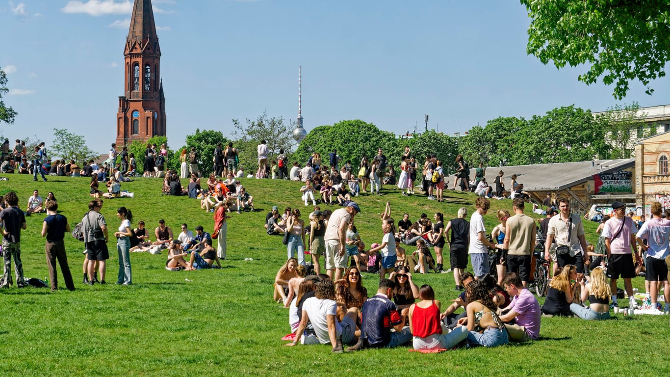 Menschenmenge im Görlitzer Park (Archivbild): Die Umzäunung würde 800.000 Euro pro Jahr kosten.