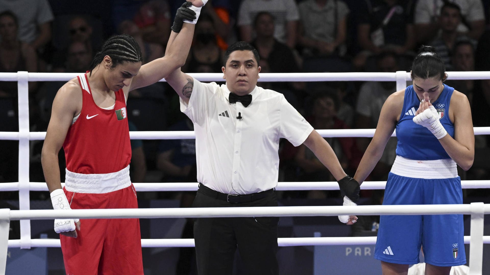 Imane Khelif (l.) nach dem Kampf mit Angela Carini: Die Teilnahme der algerischen Boxerin löst bei den Spielen in Paris Kontroversen aus – obwohl sie schon 2021 bei den Spielen in Tokio dabei war.