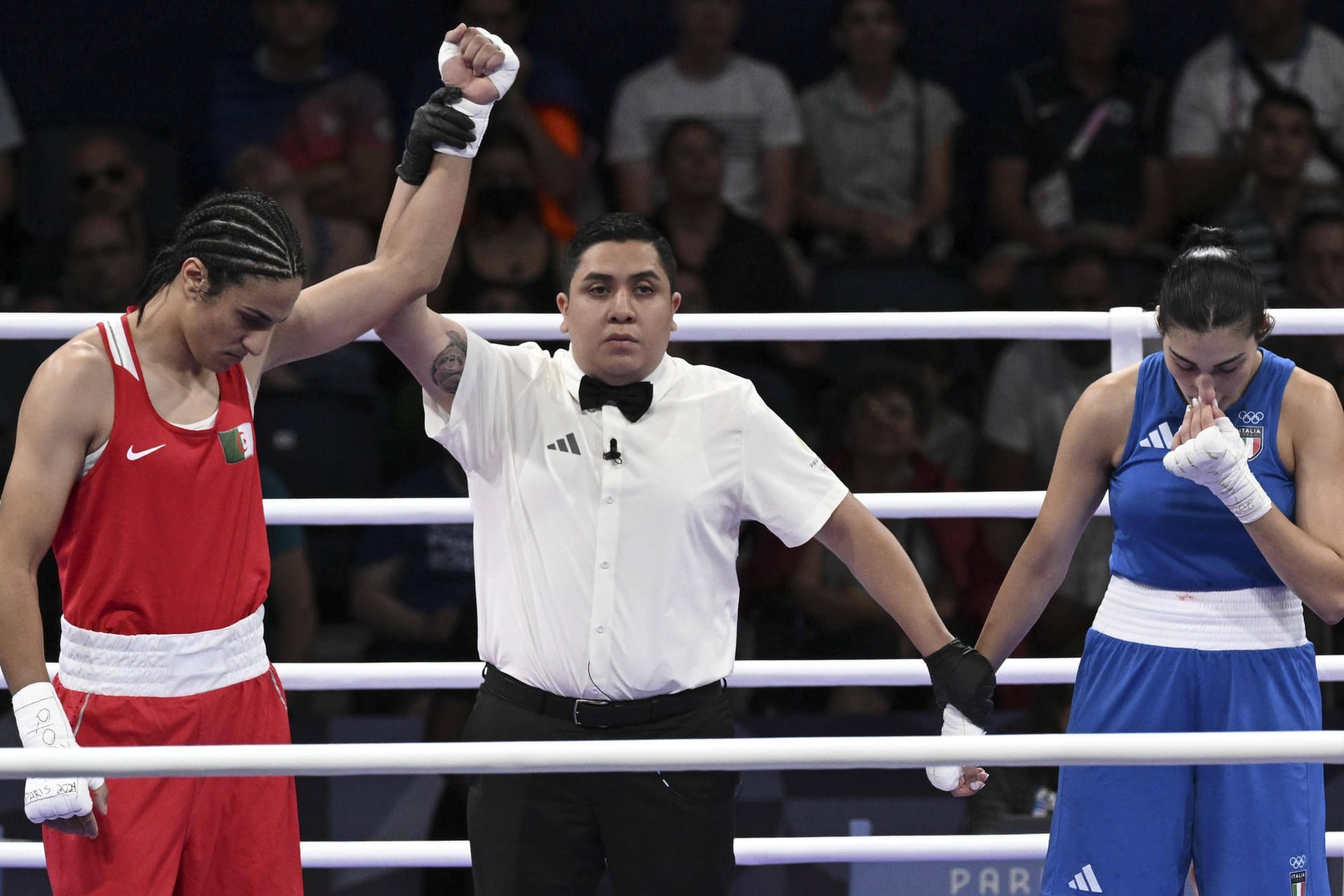 Imane Khelif (l.) nach dem Kampf mit Angela Carini: Die Teilnahme der algerischen Boxerin löst bei den Spielen in Paris Kontroversen aus – obwohl sie schon 2021 bei den Spielen in Tokio dabei war.