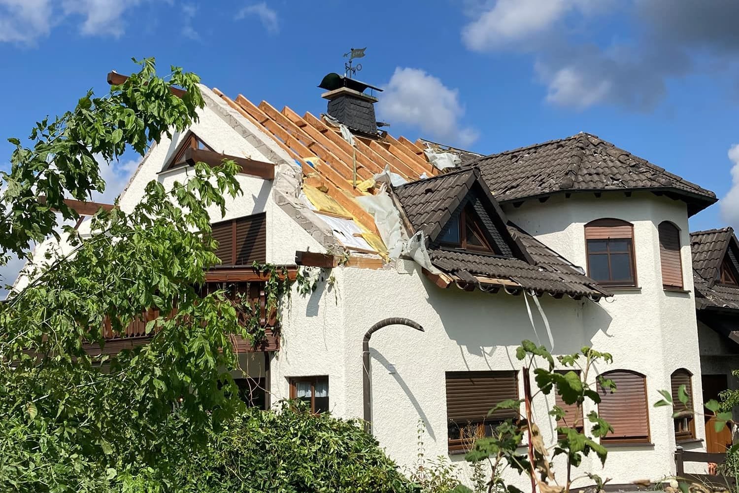 Schwere Sturmschäden: Teilweise wurden ganze Dächer abgedeckt.