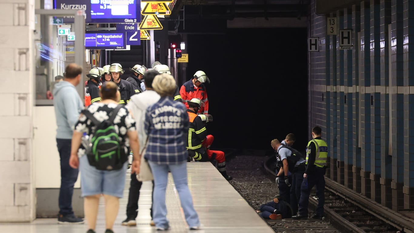 Der Einsatzort: Der Mann liegt im Gleisbett, Rettungskräfte sind bei ihm.