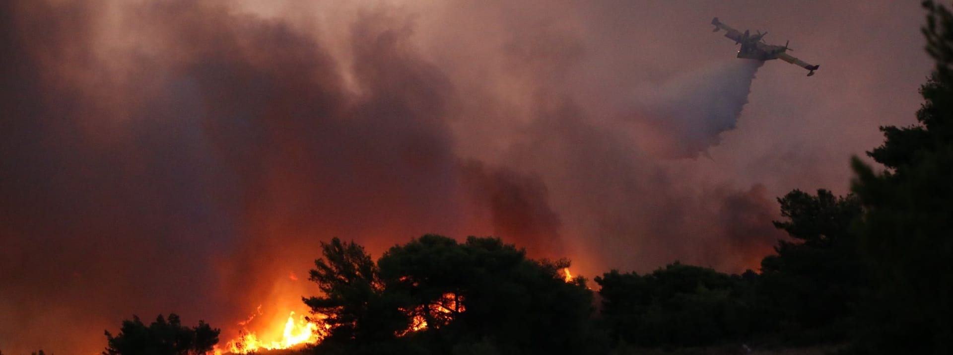 Ein Löschflugzeug wirft während eines großen Brandes nördlich von Athen Wasser ab.