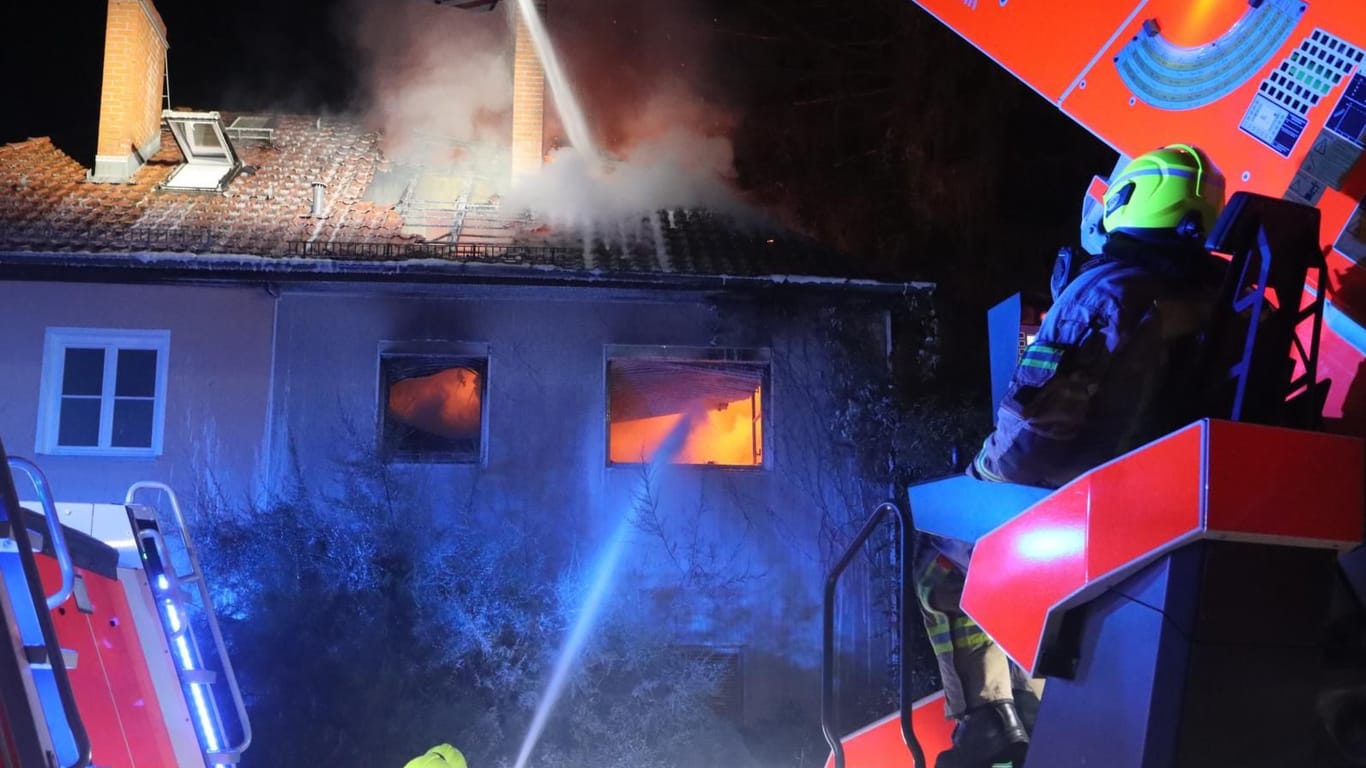 Brand in der Forbacher Straße: Die Feuerwehr verhinderte ein Übergreifen der Flammen auf das Nachbarhaus.