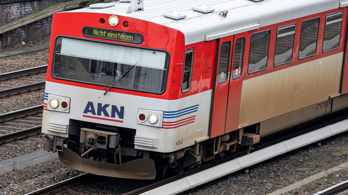 Ein Zug der AKN (Symbolbild): Auf der Linie A1 wird noch bis zum September 2025 gebaut.