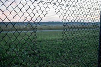 Schnipp, schnipp – so verschafften sich die Aktivisten Zugang zum Flughafen Nürnberg.