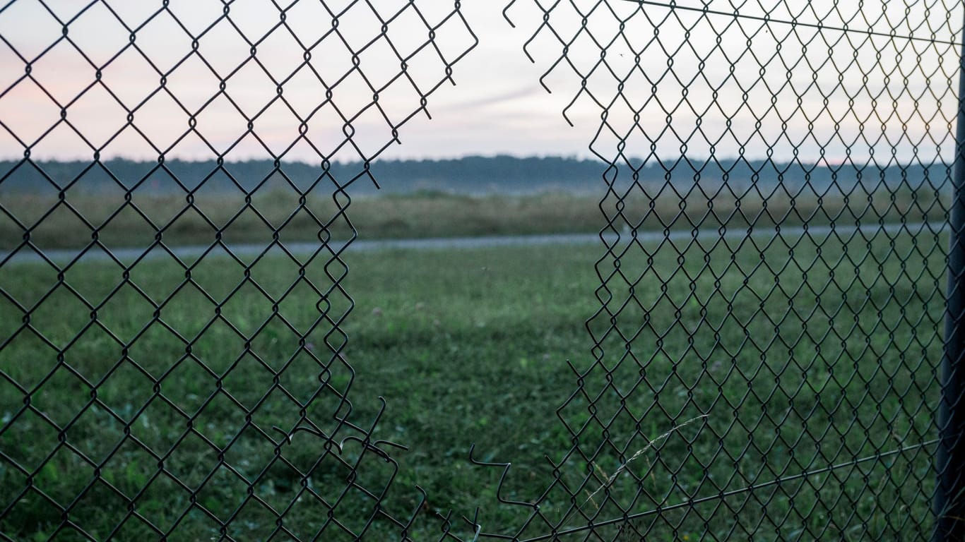 Schnipp, schnipp – so verschafften sich die Aktivisten Zugang zum Flughafen Nürnberg.