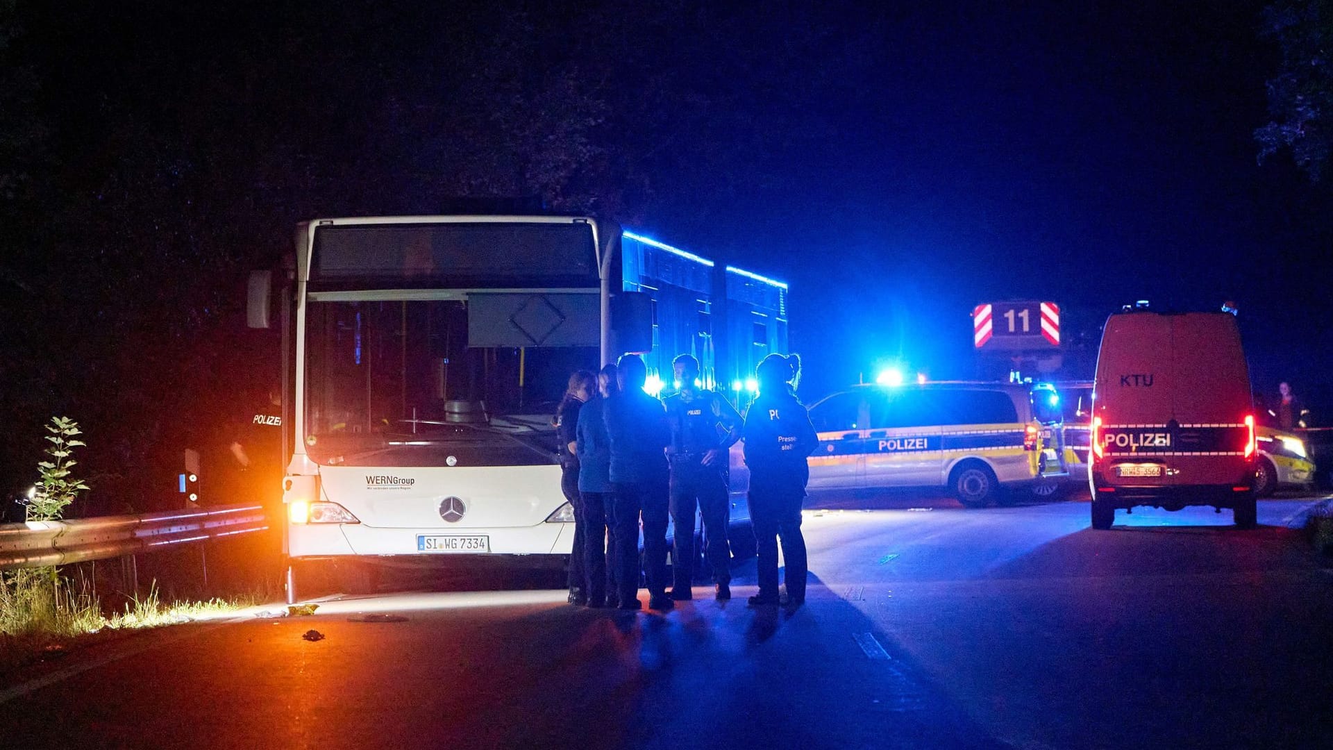 Frau sticht auf Busfahrgäste ein