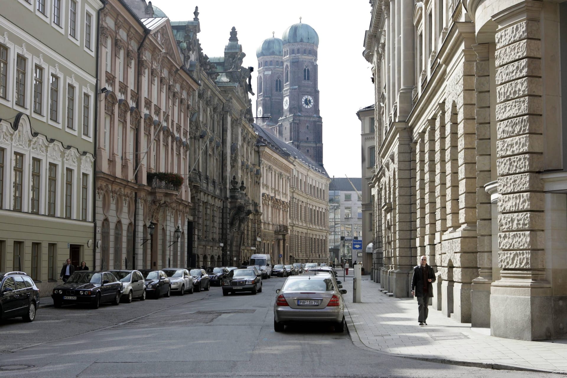 Die Kardinal-Faulhaber-Straße in München (Archivbild): Dort fand der Überfall statt.