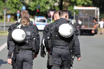 Polizisten im Einsatz (Symbolbild): Für Beamte gelten bei der Alterssicherung andere Regeln als für Arbeitnehmer.