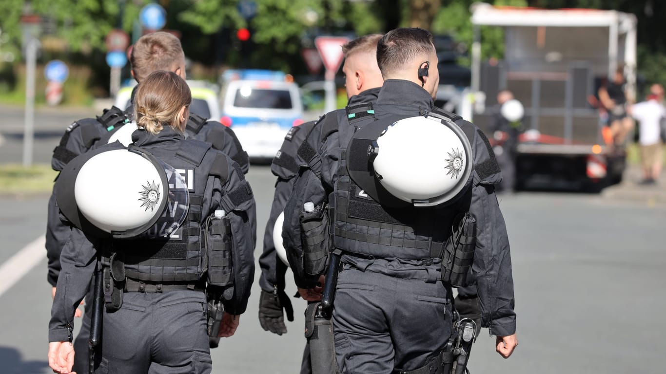 Polizisten im Einsatz (Symbolbild): Für Beamte gelten bei der Alterssicherung andere Regeln als für Arbeitnehmer.