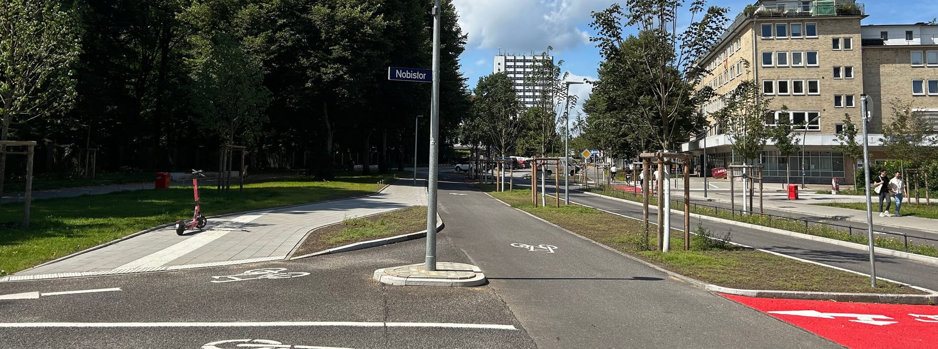 Nun dominieren die Radwege den Weg.