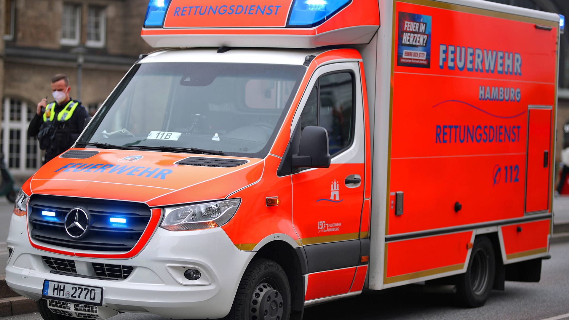 Rettungswagen vor dem Hamburger Hauptbahnhof (Symbolbild): Der folgenschwere Unfall führte zu einem größeren Rettungseinsatz. Rettungswagen vor dem Hamburger Hauptbahnhof (Symbolbild): Der folgenschwere Unfall führte zu einem größeren Rettungseinsatz.