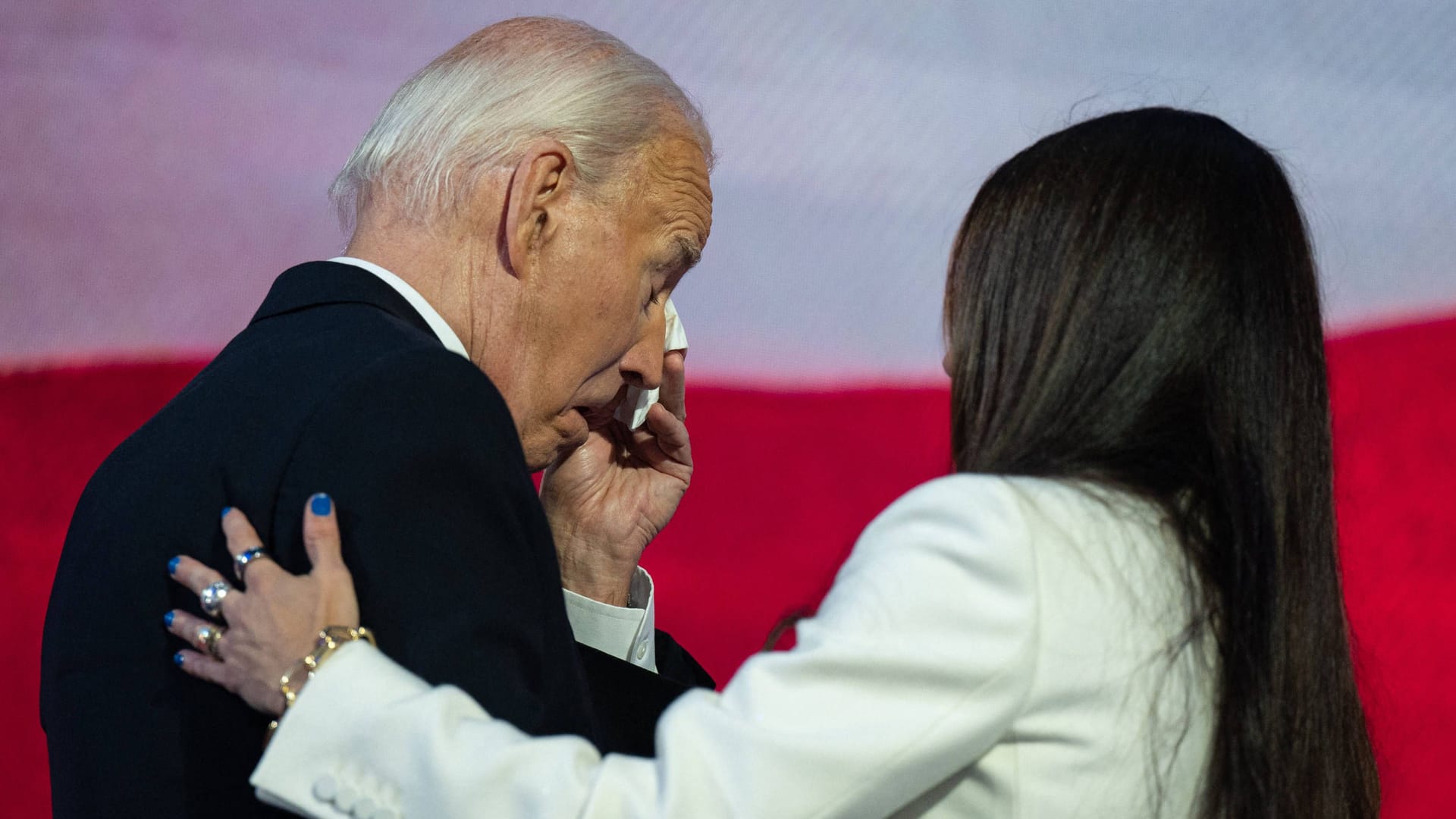 Joe Biden und seine Tochter Ashley: Vor seiner Rede weinte Biden auf der Bühne.