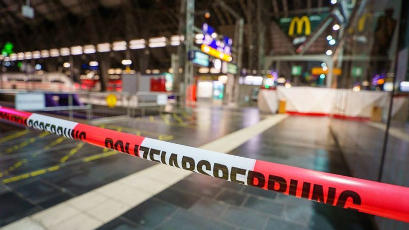 Die Polizei hat einen Einsatzbereich abgesperrt: Am Frankfurter Hauptbahnhof soll ein Mann einen anderen Mann erschossen haben.