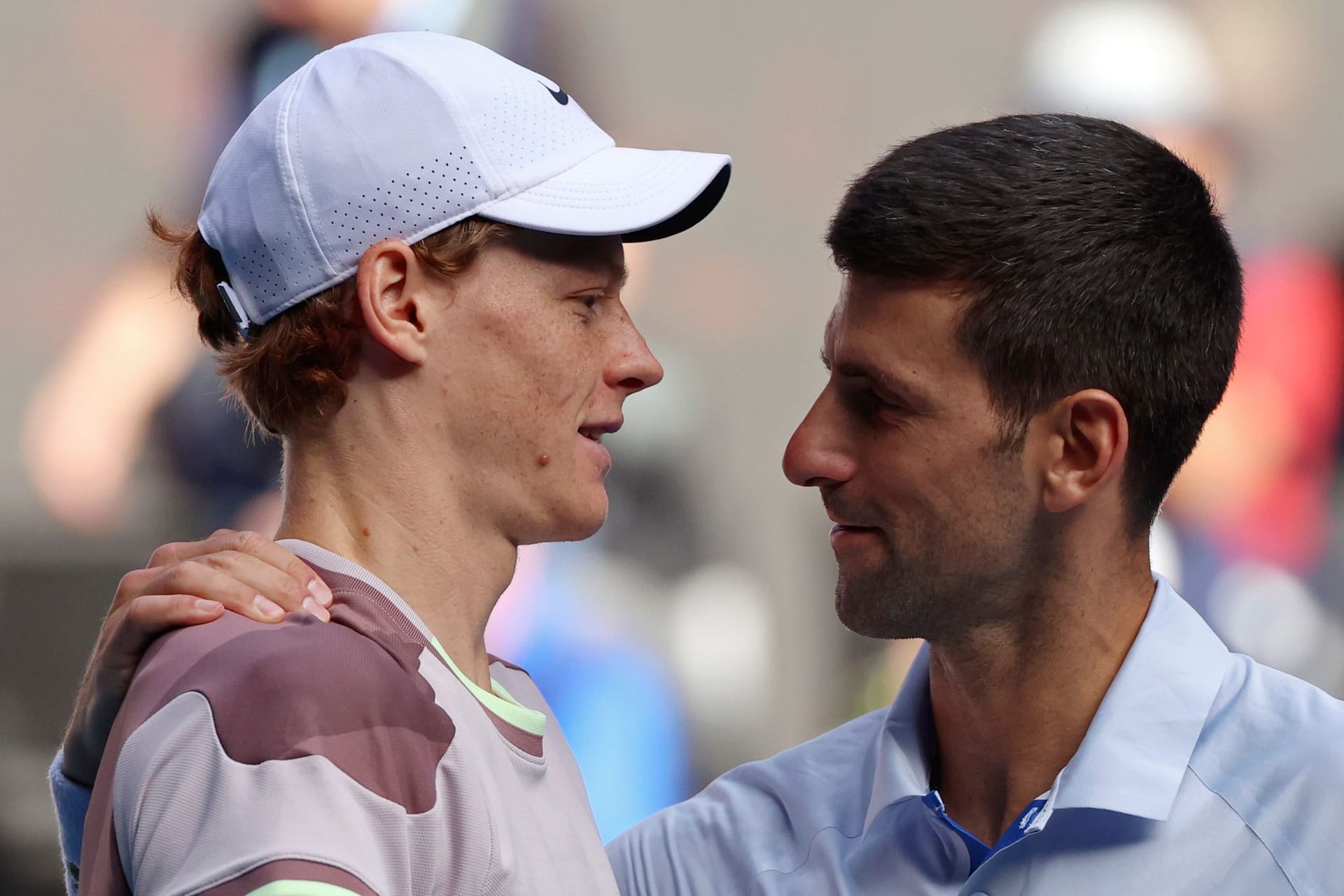 Jannik Sinner (l) und Novak Djokovic