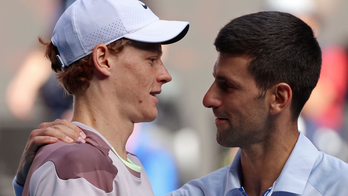 Jannik Sinner (l) und Novak Djokovic