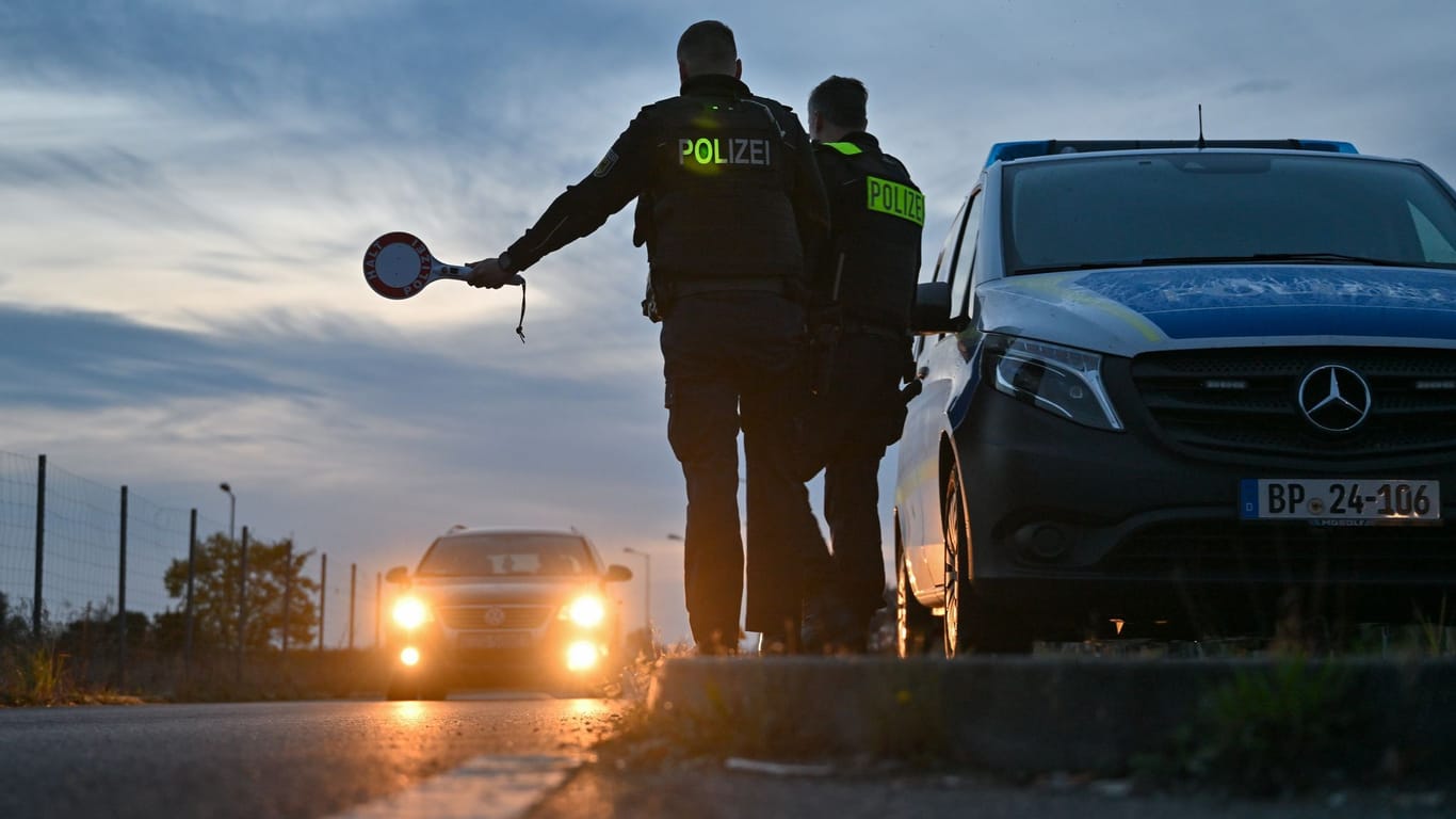 Beamte der Bundespolizei stoppen einen Pkw bei der Einreise (Symbolbild): Die unerlaubte Einreise über die Grenzen hat stark zugenommen.